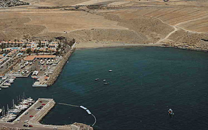 Strand am gleichnahmigen Jachthafen im Süden von Gran Canaria